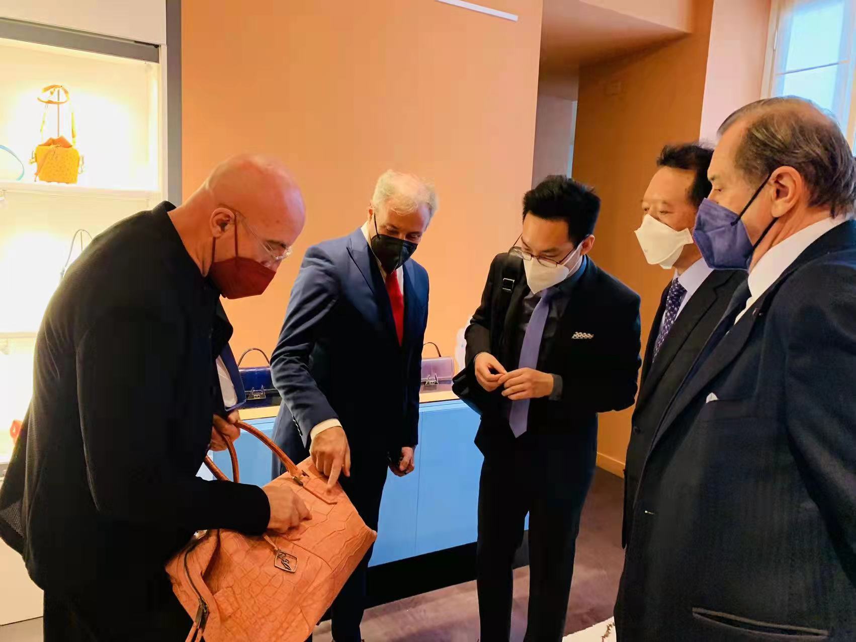 参观米兰客厅2.jpg 参观米兰客厅2.jpg